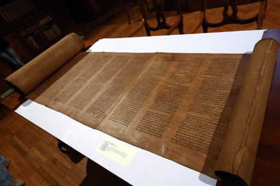 ספר התורה העתיק שנחשף בספרייה בבולוניה (צילום: EPA) (צילום: EPA)