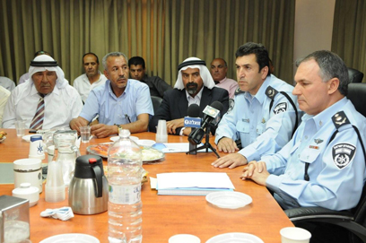 מפגש בין בכירי המשטרה להנהגה הבדואית לאחר רצח הילדות (צילום: הרצל יוסף) (צילום: הרצל יוסף)