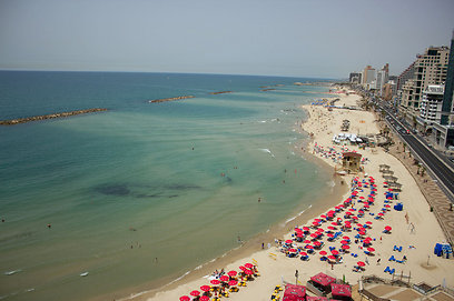 Tel Aviv beach in summer (Aerial photo: Skylens)