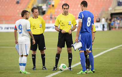 הקפטנים ביטון ולאלקוביץ' לפני המשחק (צילום: ראובן כהן ) (צילום: ראובן כהן )
