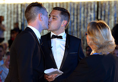 ראש העיר מחתנת את הזוג הנרגש (צילום: AFP) (צילום: AFP)