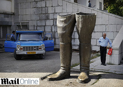 בארמון בצפון טהרן. המהפכנים האיסלאמיסטים ניסרו פסל של השאה המודח. היום תלמידי בית ספר חולפים על פני המגפיים בדרכם לבקר בארמון המפואר