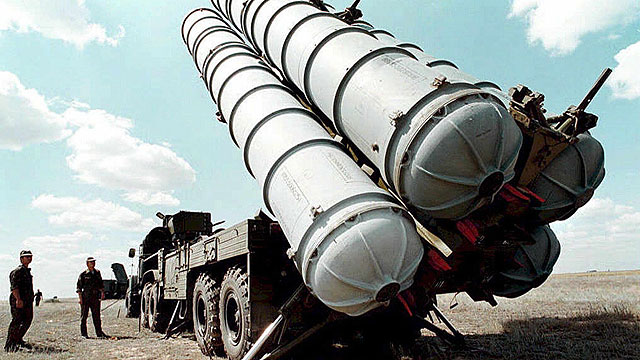The Russian S-300 defense system. If it was turned against Israeli planes, Lieberman said, it will be destroyed (Photo: EPA)