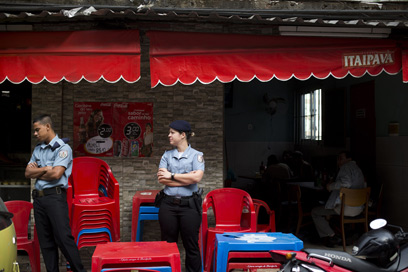 סוגיית הביטחון כבר לא מפריעה למבקרי המסעדות. "ריסטורנטה 48" (צילום: AP) (צילום: AP)