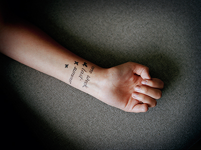 "שבוע אחד בקיץ האחרון". כתובת קעקע על זרועה של נערה שאיבדה את הזרת (צילום: Andrea Gjestvang /MOMENT) (צילום: Andrea Gjestvang /MOMENT)
