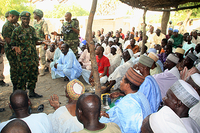 חיילים מדברים עם כפריים על ההצטרפות לבוקו חראם (צילום : AFP PHOTO / NIGERIAN MILITARY) (צילום : AFP PHOTO / NIGERIAN MILITARY)