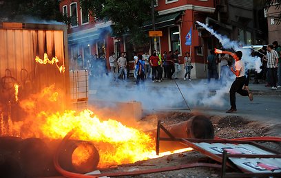 העימותים באיסטנבול. יידו אבנים והבעירו פחים (צילום: AFP) (צילום: AFP)