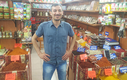 "אוהבים את הקונים הישראלים". סוחר בשוק של אנטליה (צילום: נועם (דבול) דביר ) (צילום: נועם (דבול) דביר )
