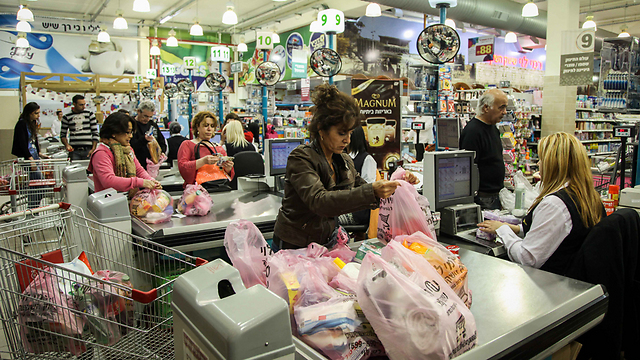 Food shoppers in an Israeli supermarket (Photo: Archive)