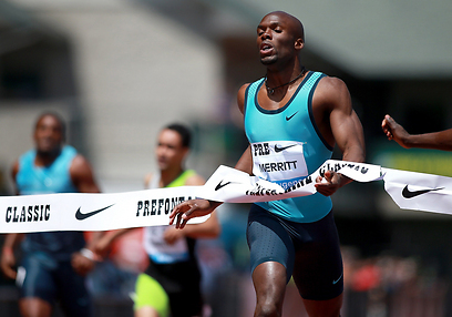 לשון מריט. המנצח בריצה ל-400 מ' (צילום: AFP) (צילום: AFP)