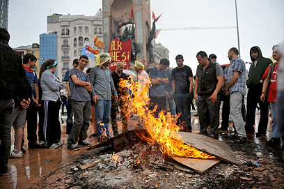 מפגינים ואש באיסטנבול. ואיפה לא מדווחים? בטלוויזיה הטורקית (צילום: AFP) (צילום: AFP)