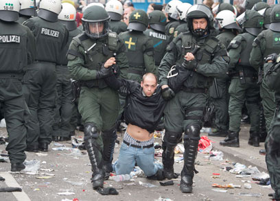 מעצר מפגין (צילום: AFP) (צילום: AFP)
