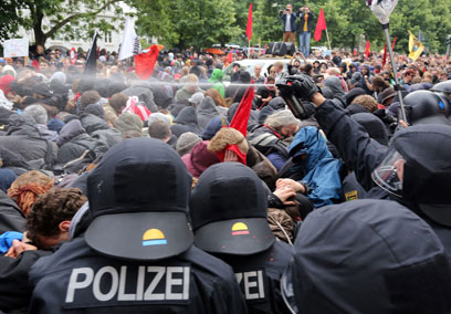 שוטר מרסס את המפגינים (צילום: Gettyimages) (צילום: Gettyimages)