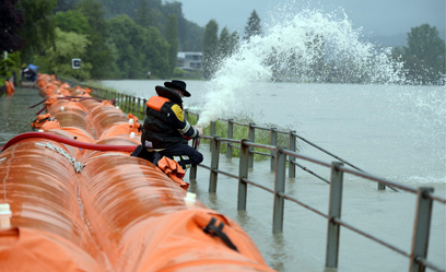 שואבים מים על גדות נהר הריין בשווייץ (צילום: EPA) (צילום: EPA)