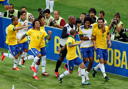 פרד והחברים הברזילאים בשמיים מול אנגליה (צילום: רויטרס) (צילום: רויטרס)