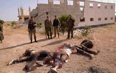 חיילי צבא סוריה וגופות כוחות המורדים (צילום: רויטרס) (צילום: רויטרס)
