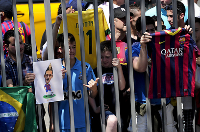 גם אוהדי ברצלונה הגיעו מוכנים (צילום: AFP) (צילום: AFP)