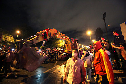 טרקטור לצד המפגינים, איסנבול הלילה (צילום: EPA) (צילום: EPA)