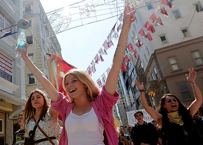 מפגינות באיסטנבול, היום (צילום: EPA) (צילום: EPA)