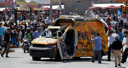 רכב טלוויזיה שהועלה באש באיסטנבול (צילום: EPA) (צילום: EPA)