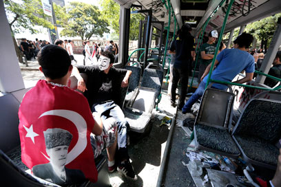מפגינים באוטובוס שנופץ. השינויים התרבותיים נוגדים את רוח הרפובליקה, כפי שהם רואים אותה (צילום: EPA) (צילום: EPA)
