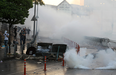 שימוש בגז מדמיע בשכונת בשיקטאש (צילום: AP) (צילום: AP)