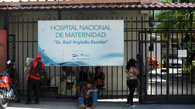 תמיכה בצעירה שסורבה הפלה מחוץ לבית חולים בסן סלבדור (צילום: AFP) (צילום: AFP)
