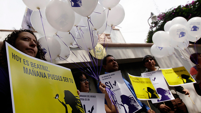 הפגנת תמיכה באישה שסורבה הפלה מול שגרירות אל סלבדור במכסיקו לפני שנה (צילום: רויטרס) (צילום: רויטרס)