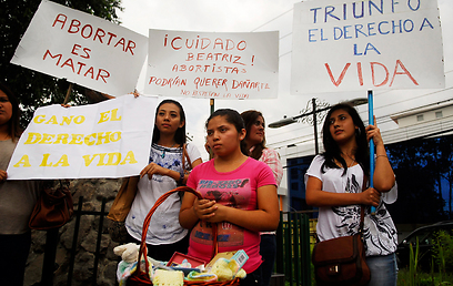 "הזכויות של כולם כובדו בפרשה". מתנגדות להפלות באל סלבדור (צילום: רויטרס) (צילום: רויטרס)