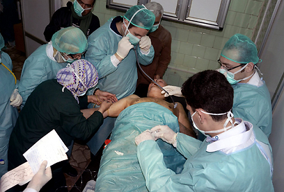 פצוע סורי שנפגע לכאורה על ידי כוחות המורדים. בית חולים בחלב (צילום: AP) (צילום: AP)