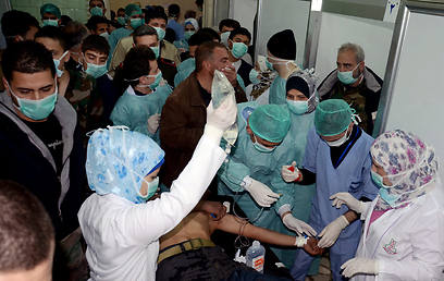 Treating Syrians hurt from chemical weapons (Photo: AP) 