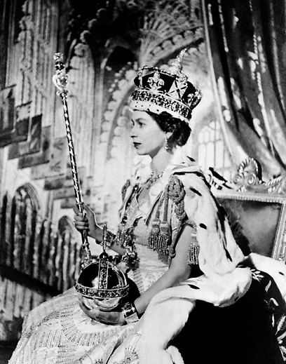 אליזבת בהכתרתה ב-1953 (צילום: AFP) (צילום: AFP)