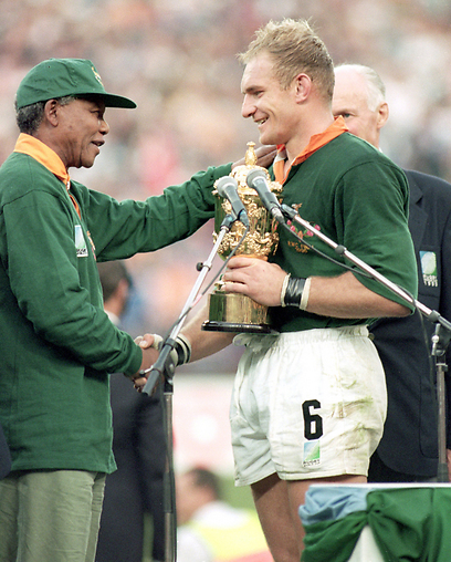 נלסון מנדלה עם הגביע באליפות העולם ב-1995. איחד את דרום אפריקה סביב הראגבי (צילום: Gettyimages) (צילום: Gettyimages)