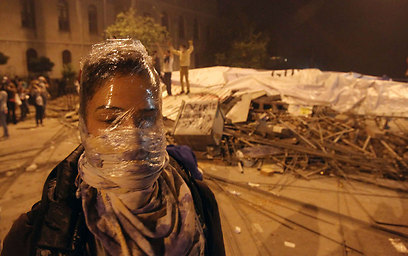 מפגינה באיסטנבול עם מסכת גז מאולתרת מניילון (צילום: AP) (צילום: AP)
