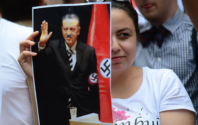 מול שגרירות טורקיה בניו יורק (צילום: AFP) (צילום: AFP)
