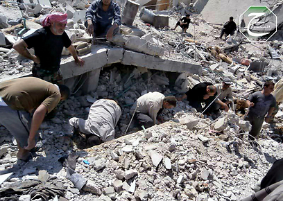 חופרים בהריסות אחרי הפצצה בקוסייר (צילום: AP) (צילום: AP)