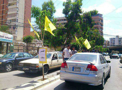החגיגות עם דגלי חיזבאללה בבירת לבנון ()