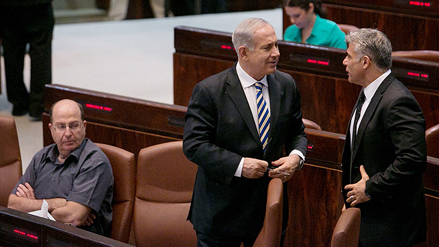 Netanyahu and Lapid at the Knesset (Photo: Ohad Zweingberg)