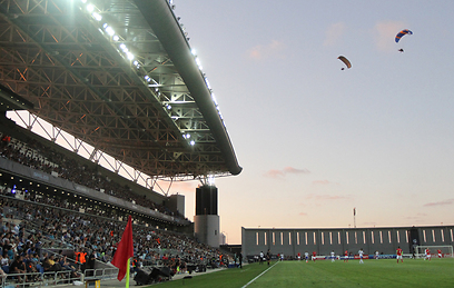 והאצטדיון הנוכחי בנתניה (צילום: אורן אהרוני) (צילום: אורן אהרוני)