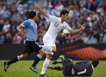 גורקוף מתקשה מול ההגנה של אורוגוואי (צילום: AFP) (צילום: AFP)