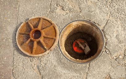 מיכל דלק תת קרקעי (צילום: פיני חמו) (צילום: פיני חמו)