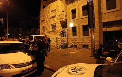 השוטרים מחוץ לזירה. החשוד נעצר בכניסה לבניין (צילום: גיל יוחנן) (צילום: גיל יוחנן)