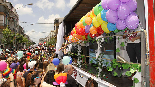 מצעד הגאווה בתל אביב בשנה שעברה. ראש העיר יזניק  (צילום: עידו ארז) (צילום: עידו ארז)