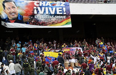 "צ'אבס חי, המאבק נמשך". אוהדי ונצואלה לא שוכחים את המנהיג המנוח (צילום: AFP) (צילום: AFP)