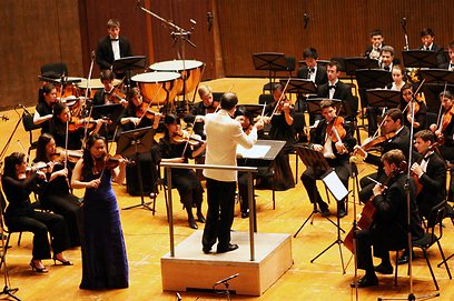 סטלה צ'ן עם הכינור בליווי התזמורת של הרווארד (צילומים: מל בריקמן) (צילום: מל בריקמן) (צילום: מל בריקמן)