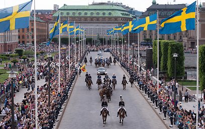 עשרות אלפים ברחובות שטוקהולם מריעים לנסיכה ובעלה הטרי (צילום: MCT) (צילום: MCT)