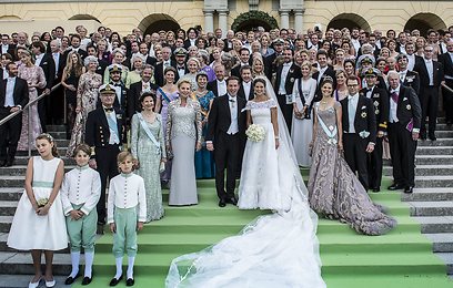 תמונה קבוצתית של הזוג הטרי, המשפחה ואורחי החתונה (צילום: AP) (צילום: AP)