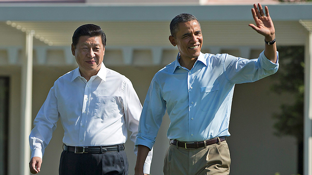 סין מכחישה מעורבות בתקיפות סייבר. הנשיא שי ועמיתו האמריקני אובמה (צילום: AP) (צילום: AP)
