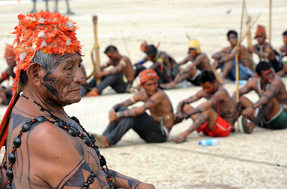 ראש שבט מונדורוקו משתתף בהפגנה שקטה מחוץ לארמון פלאנאלטו בברזיליה. חמישה שבטים מקומיים מנהלים מאבק נגד הקמת הסכר ההידרואלקטרי "בלו מונטה" בנהר שינגו במדינה (צילום: AFP) (צילום: AFP)