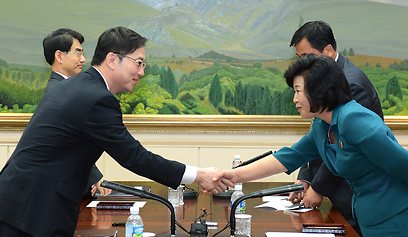 נציגים של צפון ודרום קוריאה בסיום הפגישה המרתונית הלילה (צילום: AP) (צילום: AP)